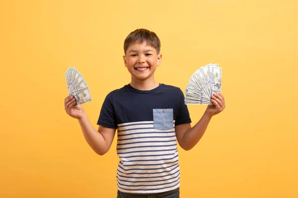 Szczęśliwy Chłopak Wieku Szkolnym Noszący Luźny Shirt Banknotami Gotówkowymi Obu — Zdjęcie stockowe