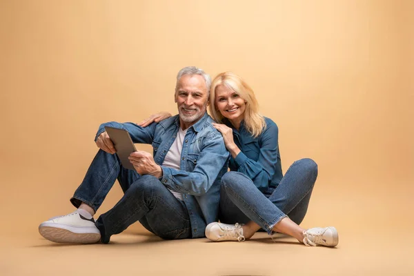 Positiv Schöne Liebende Ältere Ehepartner Mit Digitalem Tablet Isoliert Auf — Stockfoto
