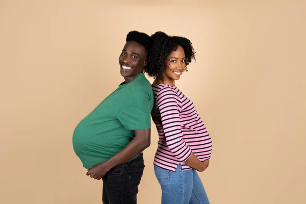 很高兴年轻的黑人男人和女士摸大肚子 享受怀孕和怀孕的乐趣 与米色背景隔离 工作室 爱情和新生活 关系和快乐在一起 — 图库照片