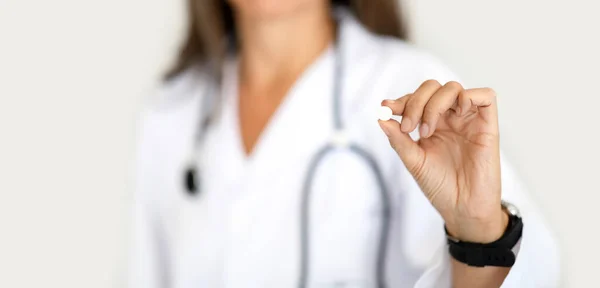 Ευρωπαϊκή Μεσήλικας Διατροφολόγος Γιατρός Λευκό Παλτό Δείχνει Χάπι Απομονώνονται Στο — Φωτογραφία Αρχείου