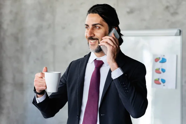 Yaşlarda Takım Elbiseli Yakışıklı Bir Adamı Cep Telefonuyla Konuşuyor Gülümsüyor — Stok fotoğraf