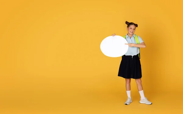 微笑的高加索少女指尖抽象的云彩与复制空间的广告和提供 孤立在橙色工作室的背景 学习建议 学校教育建议 全日制 — 图库照片