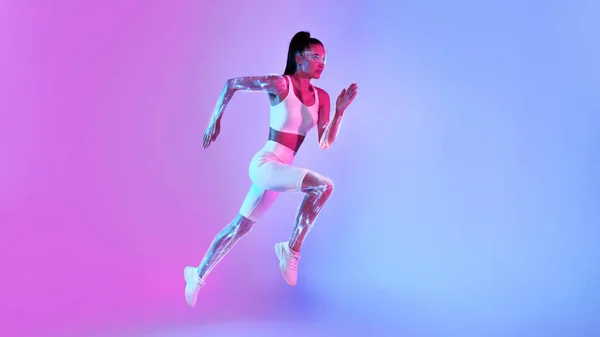 Motivado Fitness Lady Saltar Correr Olhando Para Espaço Cópia Exercício — Fotografia de Stock