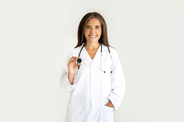 Lachende Europese Middelbare Leeftijd Vrouw Arts Voedingsdeskundige Witte Vacht Houdt — Stockfoto