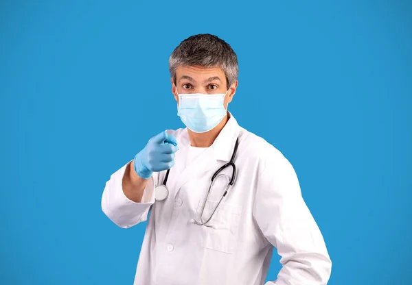 Você Homem Médico Cabelos Grisalhos Com Casaco Branco Máscara Facial — Fotografia de Stock