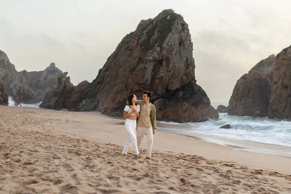 ロマンチックなカップル男性と女性がビーチの自然の背景を歩きながら抱擁 チャット 海岸で一緒に日付と時間を楽しむ コピースペース — ストック写真