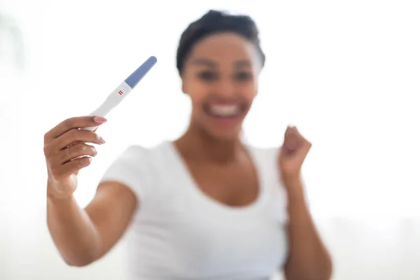 Junge Glückliche Afroamerikanerin Hält Schwangerschaftstest Hause Überglückliche Schwarze Frau Freut — Stockfoto