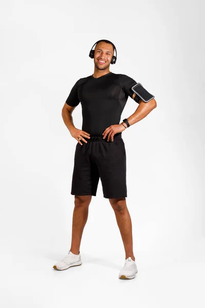 엉덩이에 헤드폰을 아프리카계 미국인 남자의 좋아하는 배경에 스포츠 운동에 — 스톡 사진