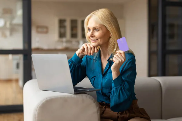 Щаслива Зріла Європейська Жінка Використовує Ноутбук Тримає Кредитну Картку Сидячи — стокове фото