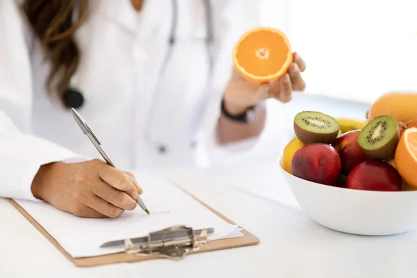 다이어트 계획과 테이블에 코트에 코카서스 영양사 유기농 조리법은 사무실 인테리어에서 — 스톡 사진