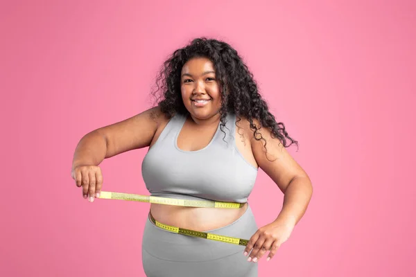 Lächelnde Schwarze Übergewichtige Frau Sportbekleidung Die Ihre Taille Mit Maßband — Stockfoto