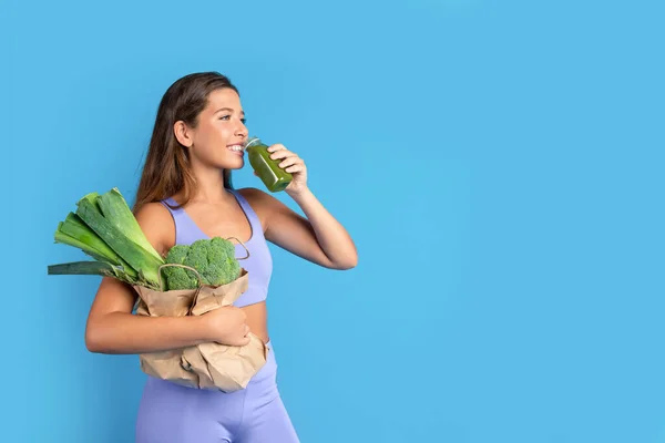 Fröhliche Junge Kaukasische Dame Sportbekleidung Mit Verpackung Von Bio Gemüsegetränken — Stockfoto