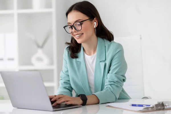 穿着西服 戴眼镜 带着电脑工作的积极的年轻高加索女商人 在办公室内部享有专业的职业生活 官方生活方式 学习和广告 — 图库照片