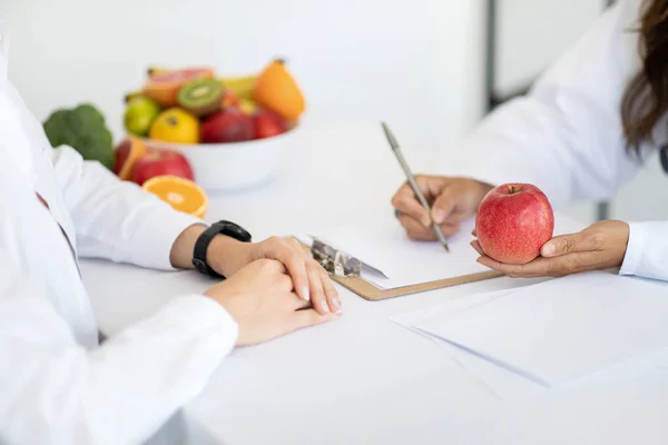 Europese Middelbare Leeftijd Vrouwelijke Arts Voedingsdeskundige Witte Vacht Schrijven Dieetprogramma — Stockfoto