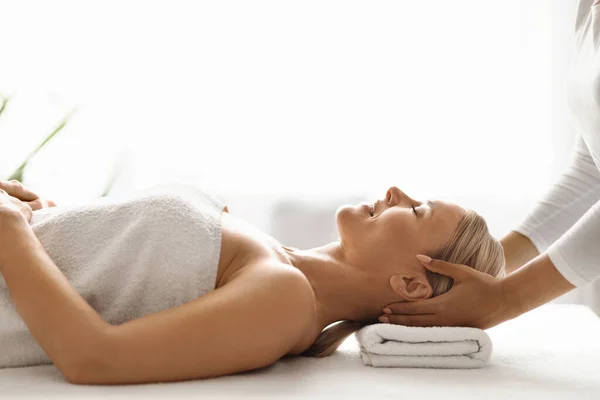 Massaggiatrice Rendendo Rilassante Massaggio Alla Testa Bella Signora Mezza Età — Foto Stock