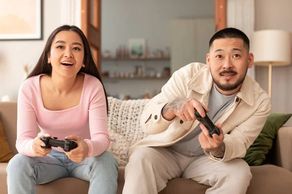 Casal Bonding Tempo Qualidade Marido Esposa Japoneses Alegres Jogando Videogames — Fotografia de Stock