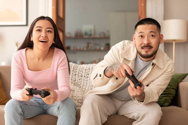 Paar Bonding Quality Time Vreugdevolle Japanse Man Vrouw Spelen Videospelletjes — Stockfoto