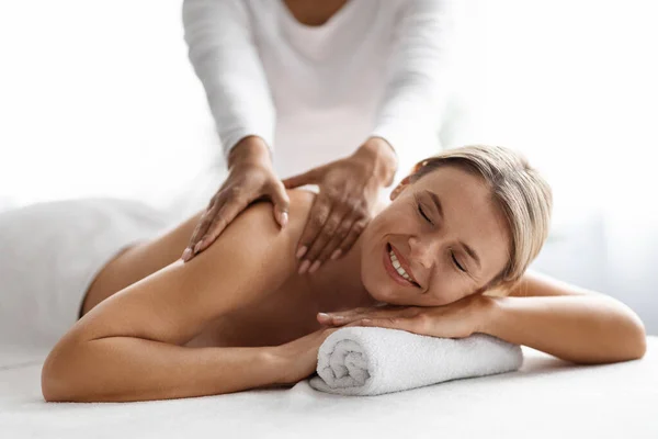 Vacker Medelålders Kvinnlig Vila Spa Salong Massage Session Attraktiv Mogen — Stockfoto