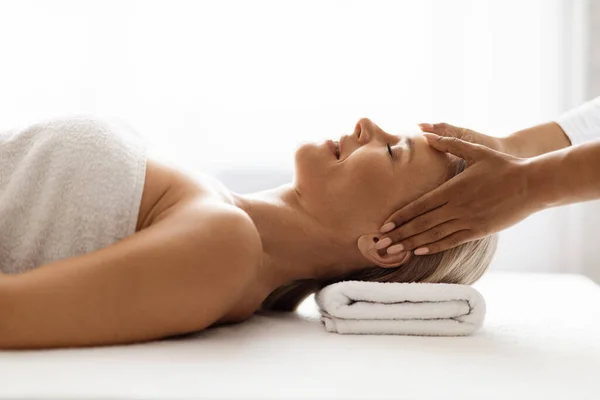 Massagista Fazendo Massagem Facial Acupressão Para Mulher Meia Idade Atraente — Fotografia de Stock