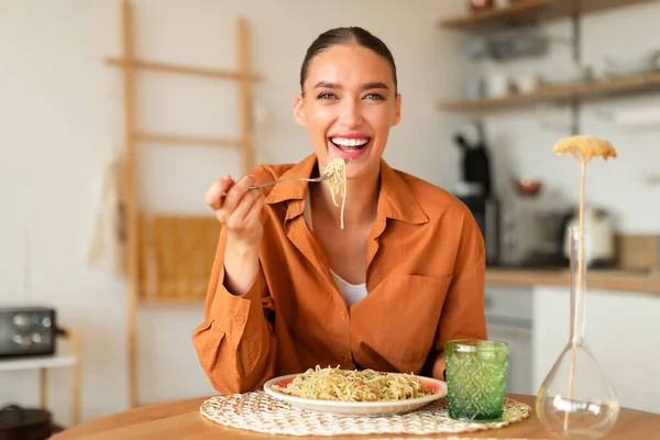 Szczęśliwa Młoda Europejka Jedząca Pyszne Domowe Włoskie Makarony Ciesząca Się — Zdjęcie stockowe