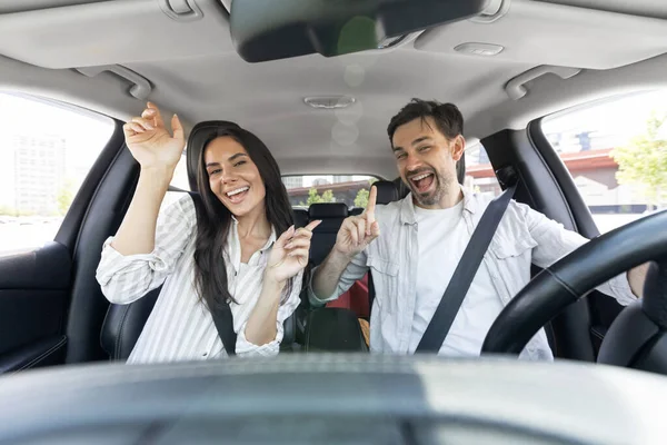Aktive Freizeit Sommerurlaub Erholung Autotour Konzept Lustige Positive Millennial Paar — Stockfoto