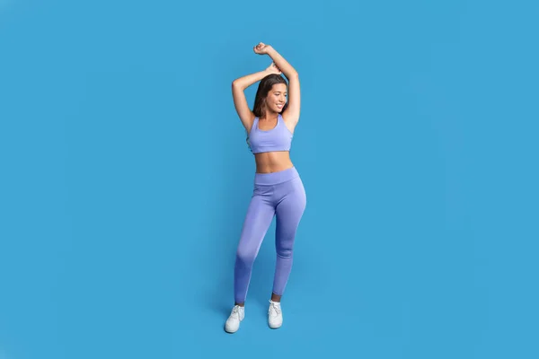 Fröhlich Schlanke Junge Kaukasische Dame Sportbekleidung Genießt Perfekten Körper Nach — Stockfoto