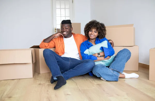 Smiling Black Spouses Relaxing Floor Moving Day Cheerful African American — Stock Photo, Image