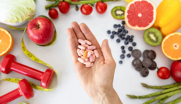 Рука Європейської Дорослої Леді Рекомендує Багато Таблеток Вітамінів Харчових Добавок — стокове фото