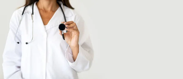 Europese Middelbare Leeftijd Vrouwelijke Arts Voedingsdeskundige Witte Jas Gebruik Stethoscoop — Stockfoto