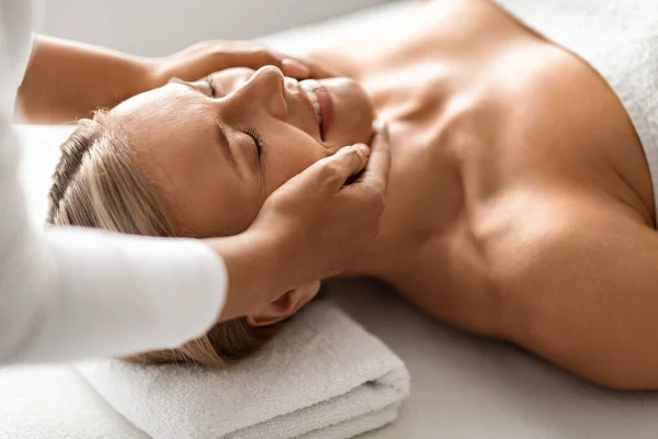 Gros Plan Sourire Moyen Age Femme Avoir Massage Visage Dans — Photo