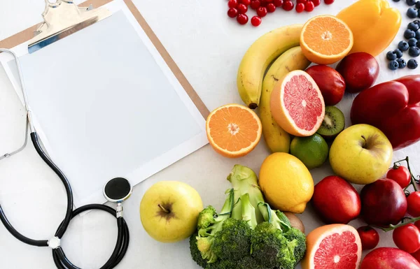 Stetoskop Papier Tablecie Pustą Przestrzenią Owoce Jagody Warzywa Izolowane Białym — Zdjęcie stockowe