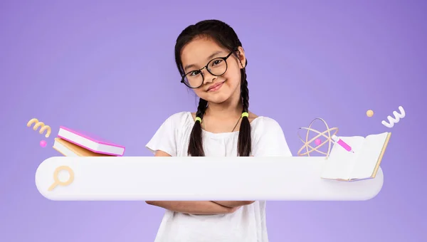 Oferta Learning Asiática Pequena Estudante Óculos Posando Com Mãos Dobradas — Fotografia de Stock
