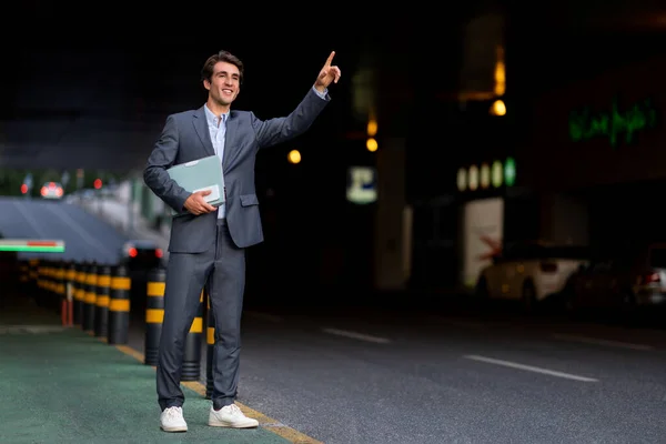 Milenyum Işadamı Resmi Kıyafetlerini Giyiyor Elini Kaldırıyor Sokakta Taksi Yakalıyor — Stok fotoğraf