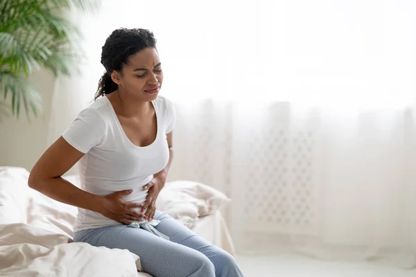 Joven Mujer Negra Sufriendo Dolor Estómago Por Mañana Sentada Cama — Foto de Stock