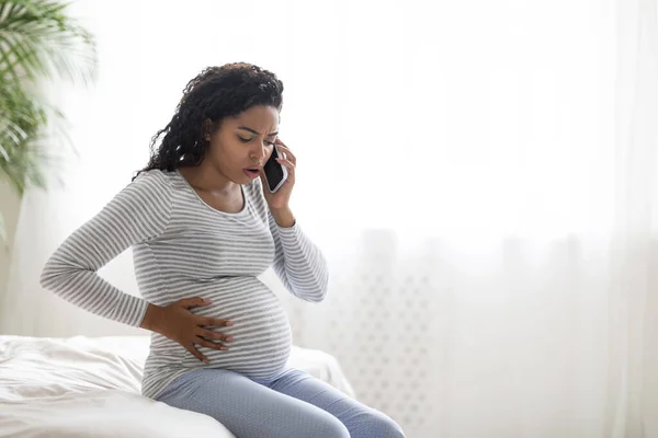 Těhotná Afroameričanka Pocit Bolesti Břiše Volání Lékař Mobilní Telefon Zatímco — Stock fotografie