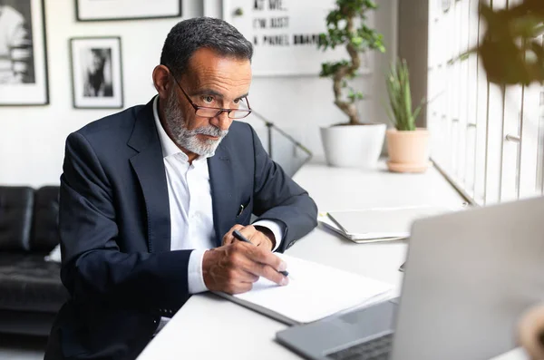 Busy Serious Caucasian Senior Businessman Suit Makes Notes Contract Looks — Stock Photo, Image
