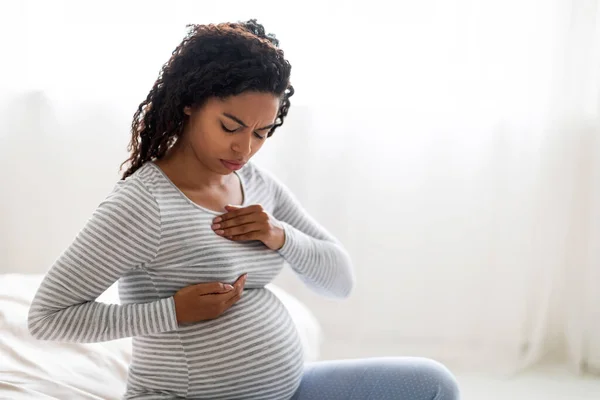 Zwangerschap Ongemak Zwarte Zwangere Vrouw Lijdt Pijnlijke Gevoelens Borst Afrikaanse — Stockfoto