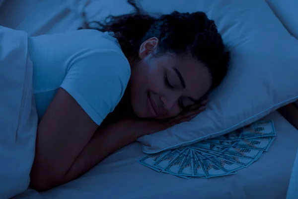 Retrato Una Sonriente Mujer Negra Durmiendo Con Dinero Efectivo Dólares —  Fotos de Stock