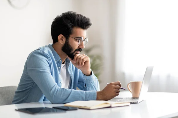 Junger Indischer Mann Mit Laptop Und Notizblock Home Office Planung — Stockfoto