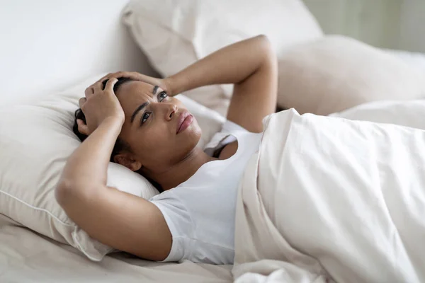 Niespokojna Młoda Czarna Kobieta Budzi Się Rano Bólem Głowy Zestresowana — Zdjęcie stockowe