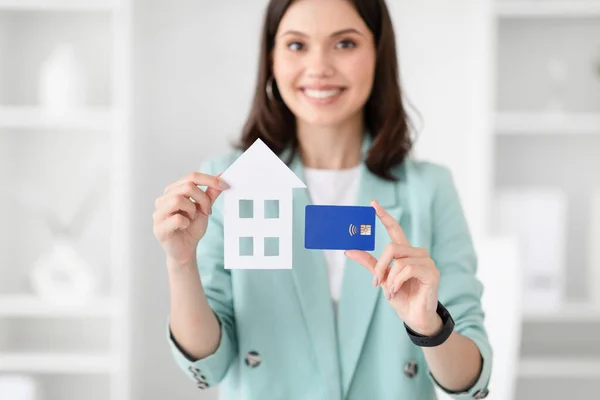 Frohe Junge Kaukasische Geschäftsfrau Anzug Halten Kreditkarte Und Haus Büroinnenraum — Stockfoto