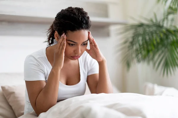 Διαταραχές Ύπνου Κοντινό Πλάνο Της Αναστατωμένης Μαύρης Γυναίκας Που Κάθεται — Φωτογραφία Αρχείου