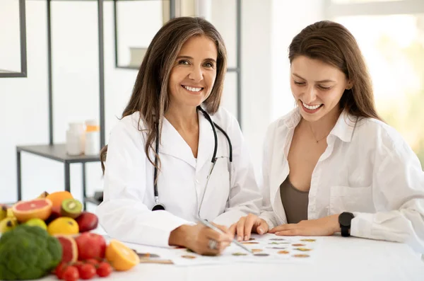Smiling Mature Caucasian Doctor Nutritionist White Coat Consultation Young Lady — Stock Photo, Image