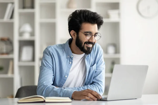 Netwerkconcept Knappe Jonge Indiase Man Surfen Internet Laptop Computer Glimlachende — Stockfoto