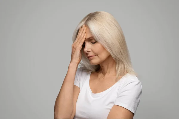Hoofdpijn Concept Droevige Volwassen Dame Lijden Aan Migraine Pijn Aanraken — Stockfoto