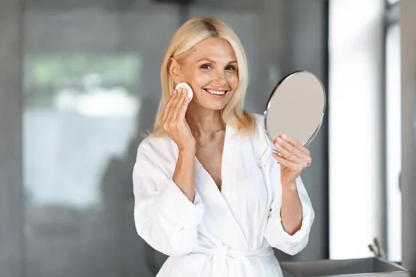 Güzel Olgun Bir Kadının Portresi Aynayı Tutuyor Banyoda Pamuk Pedi — Stok fotoğraf