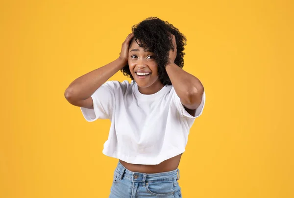 Froh Überrascht Aufgeregte Junge Schwarze Lockige Dame Weißem Shirt Halten — Stockfoto