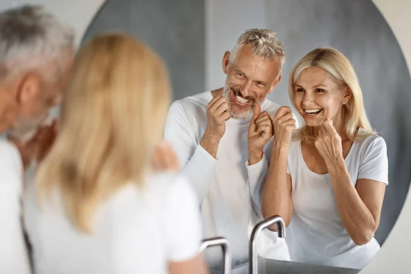 Ranní Rutina Usmívající Starší Pár Pomocí Zubní Vrstva Koupelně Spolu — Stock fotografie