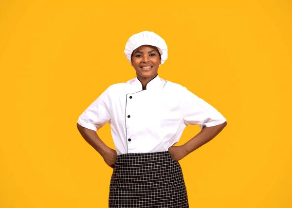 Profesionální Kuchař Portrét Usmívající Černošky Kuchař Žena Uniformě Mladý Afroameričan — Stock fotografie