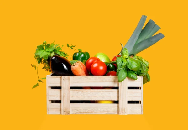 Caja Madera Con Verduras Frescas Verduras Aisladas Sobre Fondo Amarillo — Foto de Stock